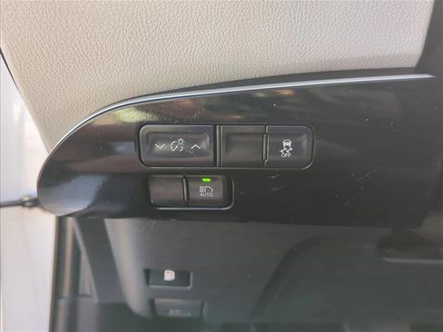 Used 2018 Toyota Prius Two image 22