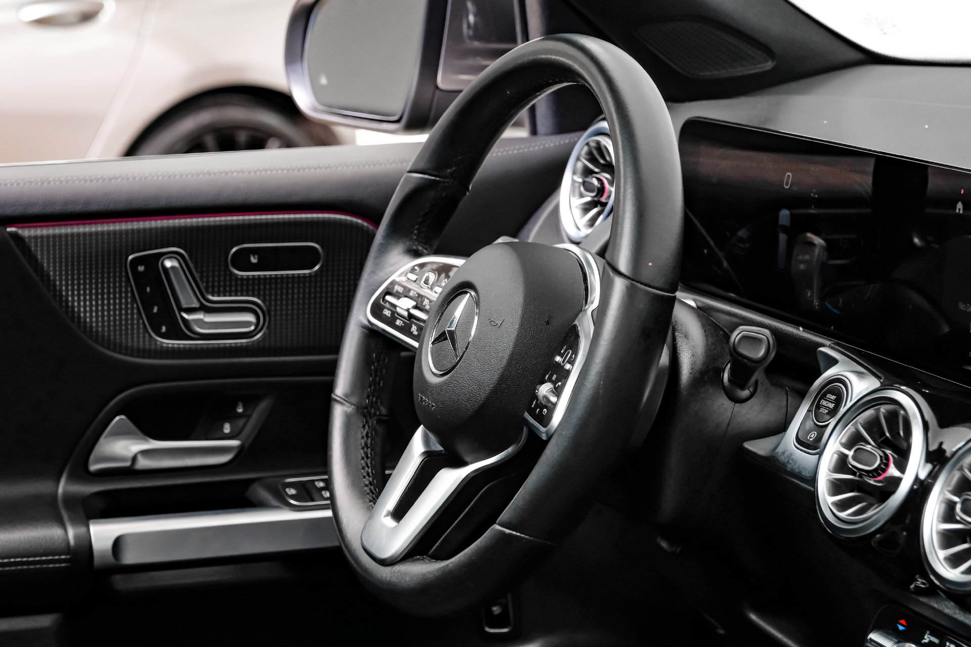 Used 2023 Mercedes-Benz GLB 250 w/ Premium Package image 19