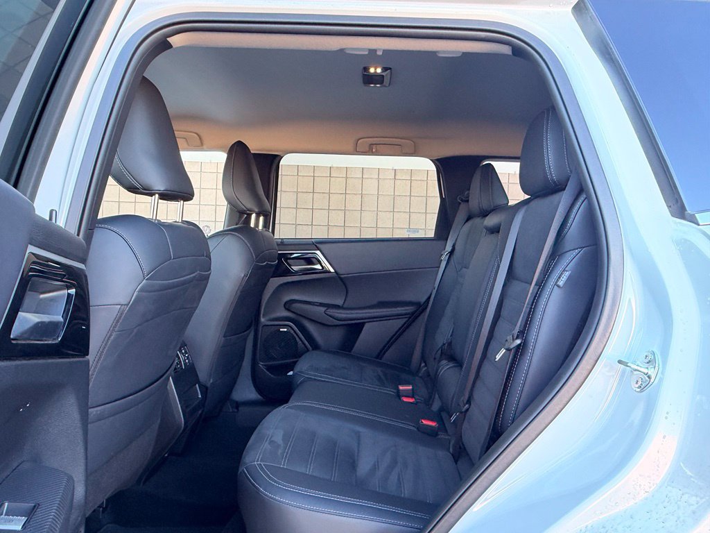 Used 2025 Mitsubishi Outlander SE AWD/4WD image 16