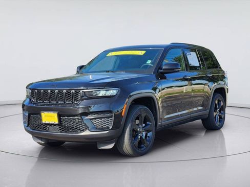 Used 2023 Jeep Grand Cherokee Altitude AWD/4WD image 3