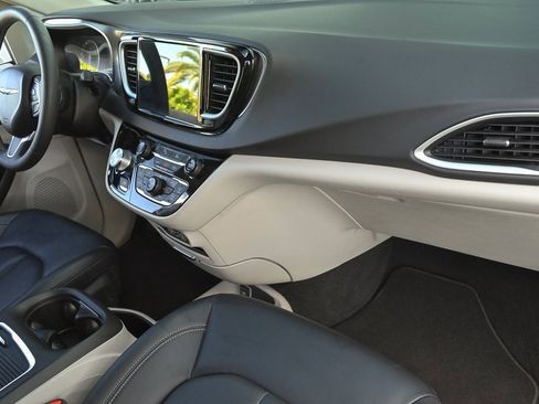 Used 2024 Chrysler Pacifica Touring-L image 19