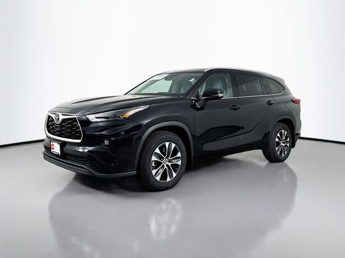 Used 2022 Toyota Highlander XLE AWD/4WD image 3
