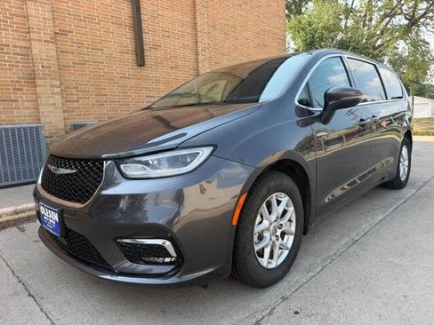 Used 2023 Chrysler Pacifica Touring-L FWD image 17