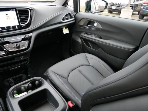 New 2026 Chrysler Pacifica Select image 11