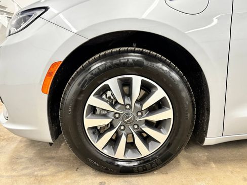 Used 2023 Chrysler Pacifica Touring-L FWD image 9