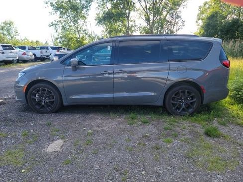Used 2021 Chrysler Pacifica Touring-L w/ Uconnect Theater Family Group AWD/4WD image 2