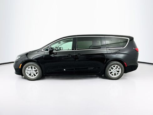 Used 2024 Chrysler Pacifica Touring-L FWD image 4