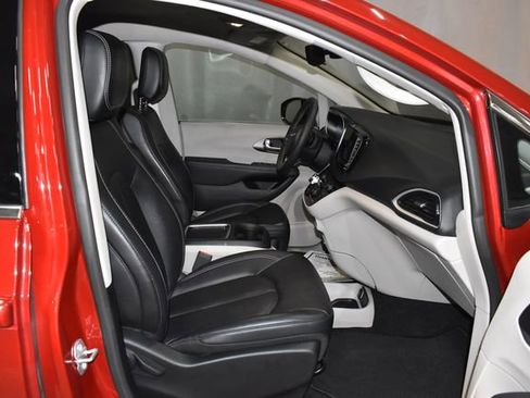 Certified 2024 Chrysler Pacifica Touring-L image 29