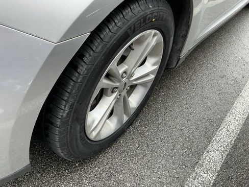 Used 2018 Ford Taurus SE FWD image 14