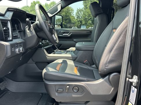 Used 2024 GMC Sierra 2500 AT4 w/ Technology Package AWD/4WD image 9