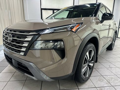 Used 2025 Nissan Rogue SL w/ Tech Package AWD/4WD image 11