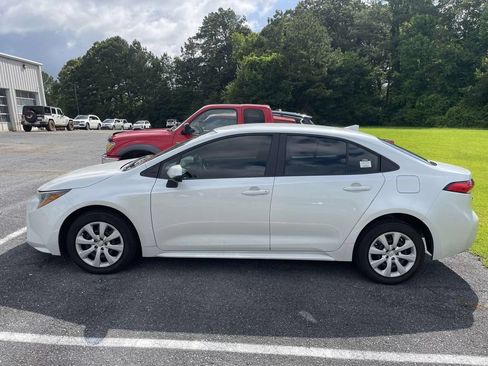 Used 2025 Toyota Corolla LE FWD image 5
