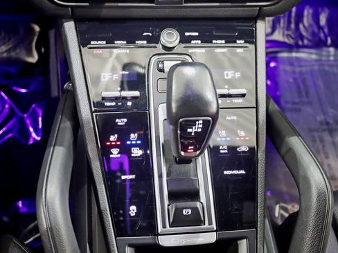 Used 2022 Porsche Cayenne Platinum Edition image 26