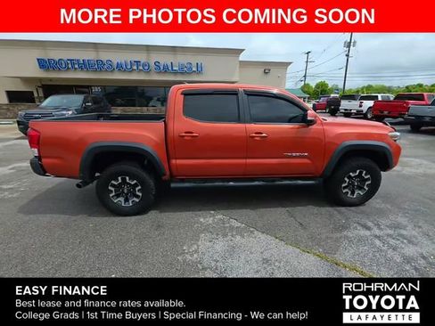 Used 2017 Toyota Tacoma TRD Off-Road AWD/4WD image 3