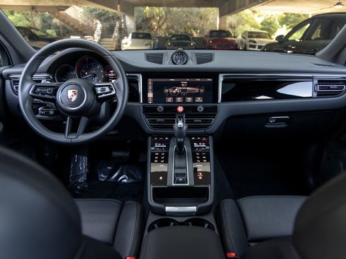 Certified 2025 Porsche Macan AWD/4WD image 40