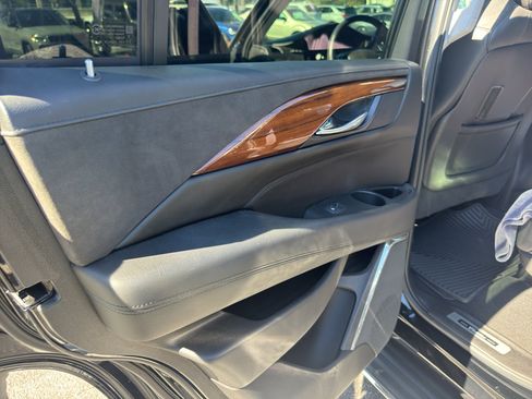 Used 2017 Cadillac Escalade Luxury image 16