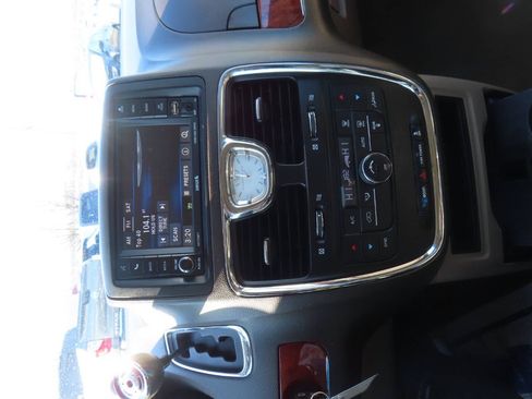 Used 2014 Chrysler Town & Country Touring image 49