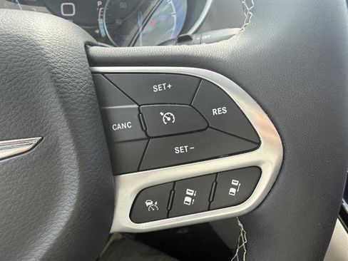 Used 2024 Chrysler Pacifica Touring-L FWD image 30