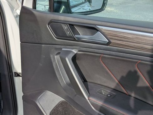 Used 2024 Volkswagen Tiguan SE image 27