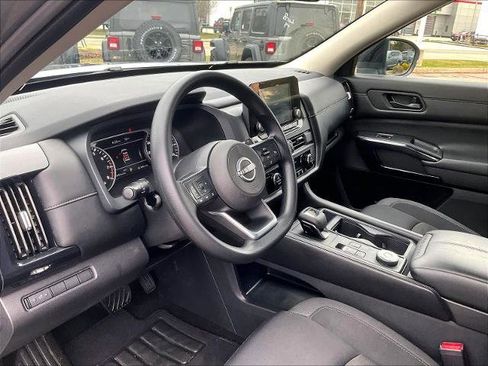 Used 2024 Nissan Pathfinder S image 8