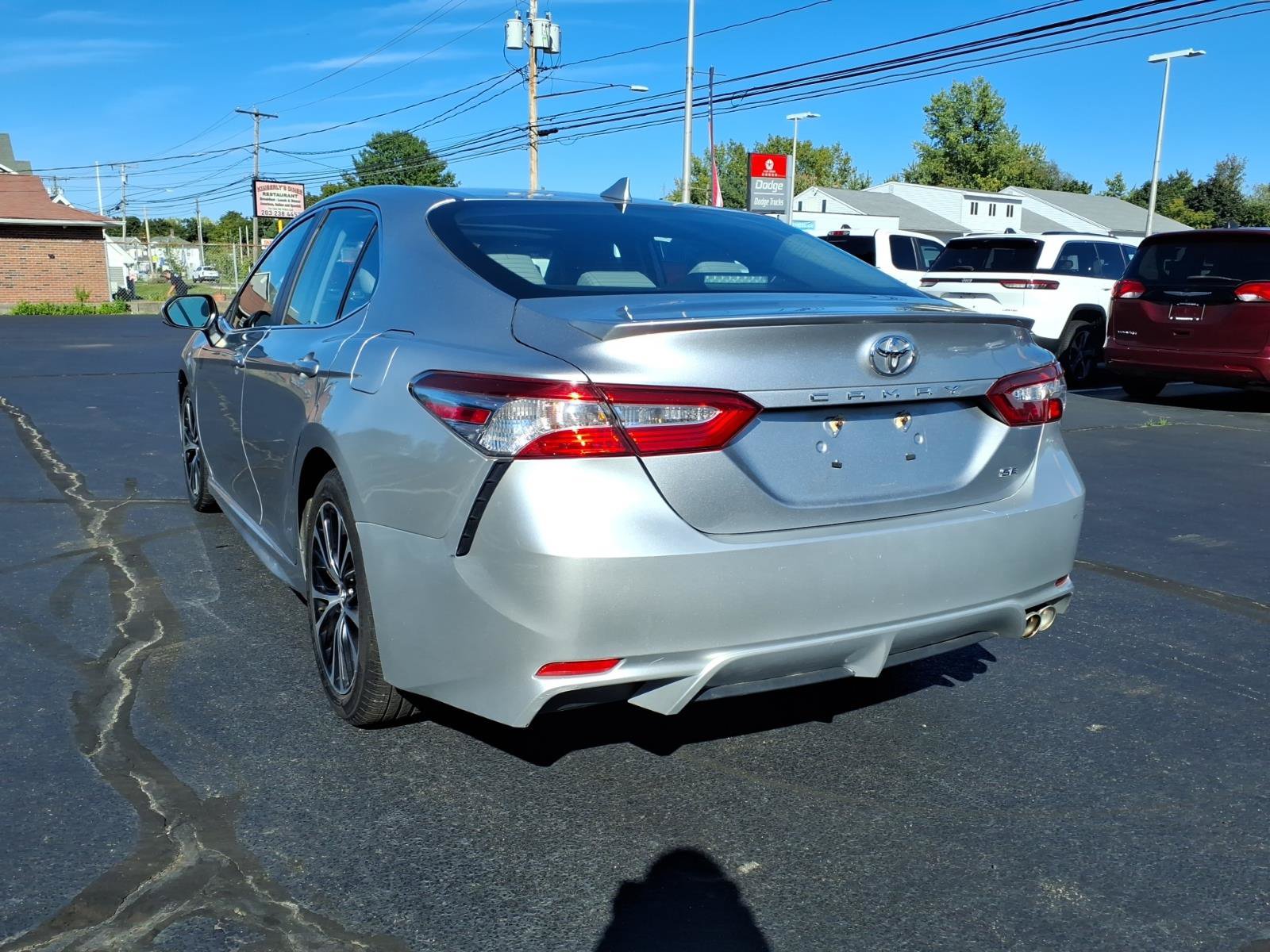 Used 2020 Toyota Camry SE FWD image 6