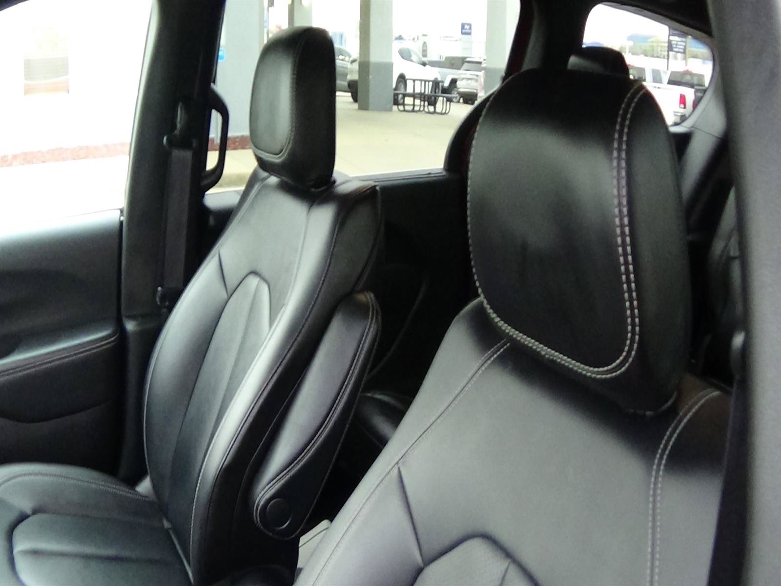 Certified 2025 Chrysler Pacifica Select FWD image 18