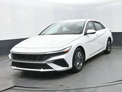 Used 2024 Hyundai Elantra SEL image 1