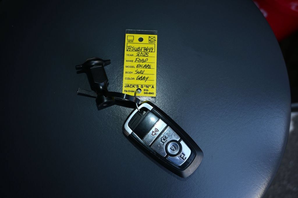 Used 2025 Ford Escape Active AWD/4WD image 28
