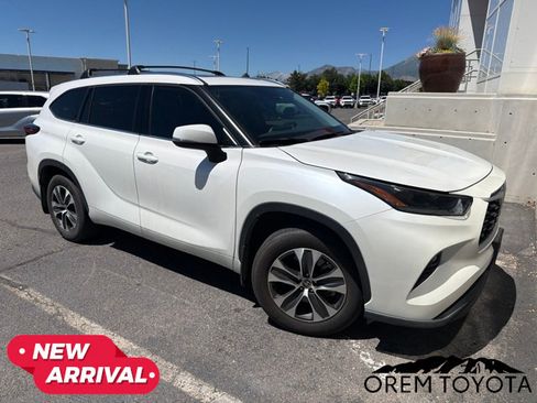 Used 2021 Toyota Highlander XLE AWD/4WD image 11