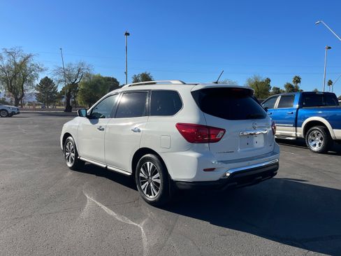 Used 2018 Nissan Pathfinder SV FWD image 3
