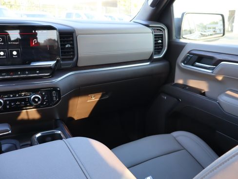 Used 2024 GMC Sierra 1500 SLT w/ SLT Premium Plus Package AWD/4WD image 17