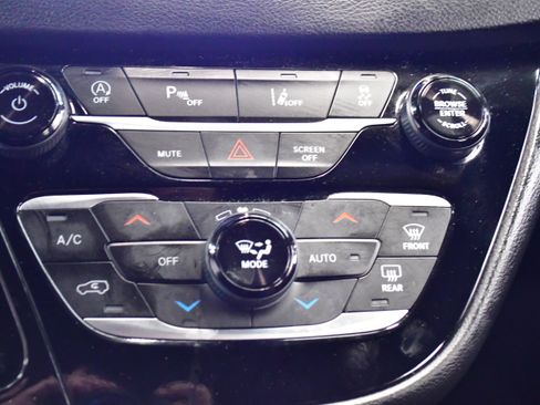 Used 2025 Chrysler Pacifica Select FWD image 30