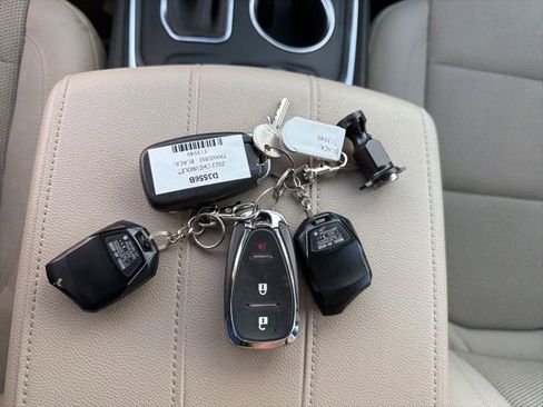 Used 2022 Chevrolet Traverse LS image 24