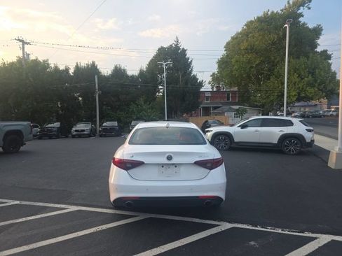 Used 2018 Alfa Romeo Giulia AWD image 4