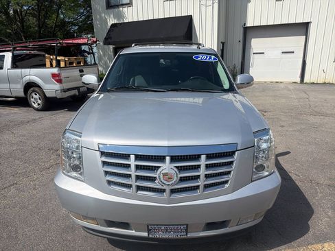 Used 2013 Cadillac Escalade Luxury AWD/4WD image 2