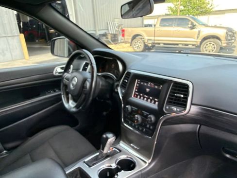 Used 2021 Jeep Grand Cherokee Laredo AWD/4WD image 31