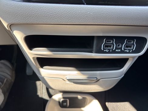 Used 2024 Chrysler Pacifica Touring-L FWD image 33