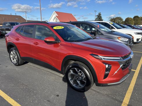 Used 2024 Chevrolet Trax LT w/ Driver Confidence Package image 2