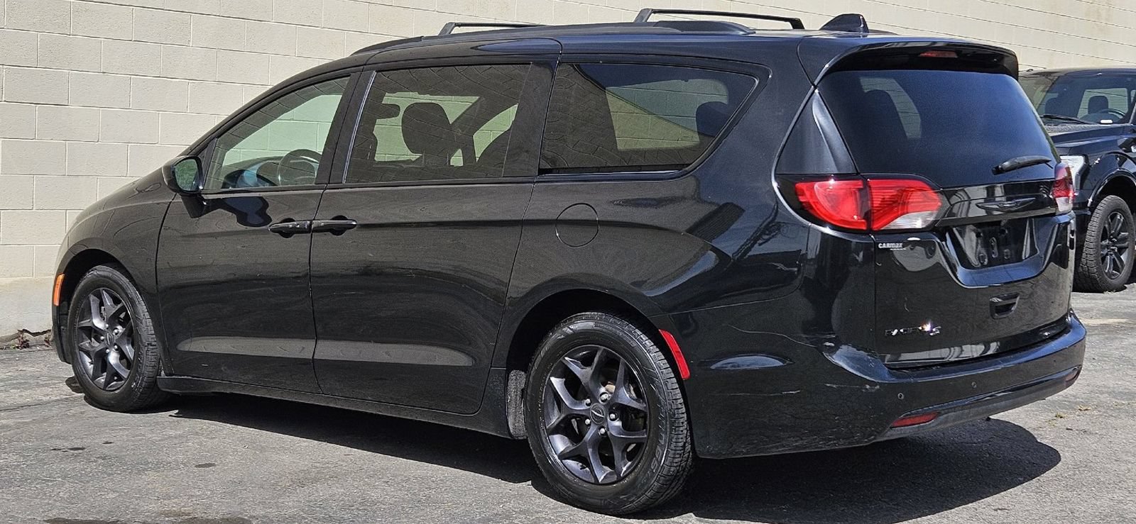 Used 2020 Chrysler Pacifica Touring-L Plus FWD image 3