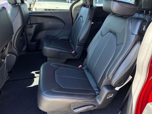 New 2026 Chrysler Pacifica Select image 10