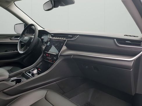 Used 2024 Jeep Grand Cherokee Limited w/ Black Appearance Package image 14