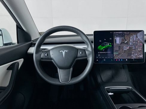 Used 2021 Tesla Model Y Long Range image 16