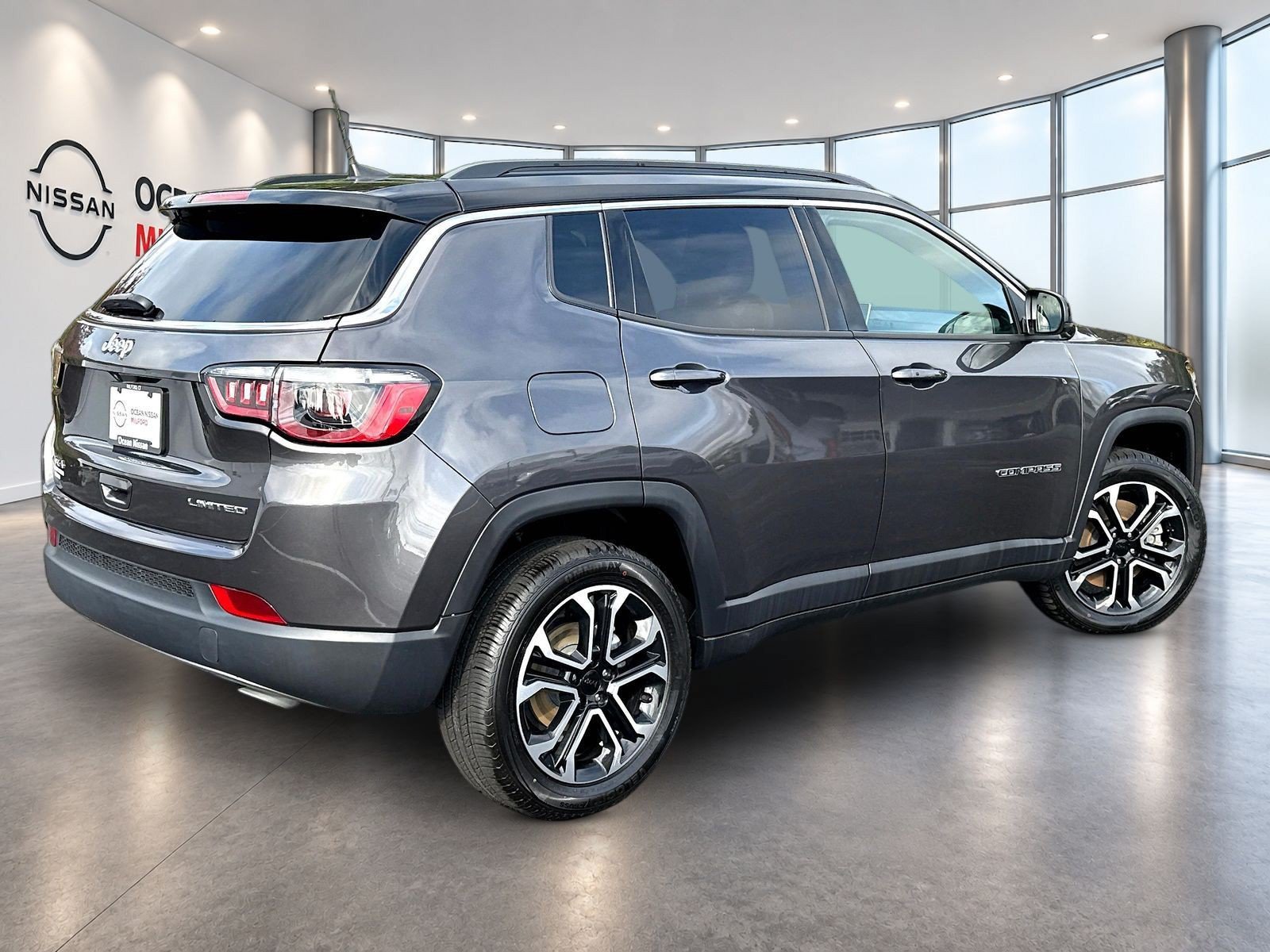 Used 2023 Jeep Compass Limited w/ Sun and Sound Group AWD/4WD image 5