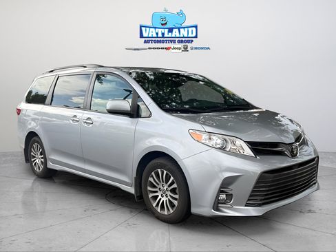 Used 2020 Toyota Sienna XLE w/ XLE Navigation Package FWD image 21