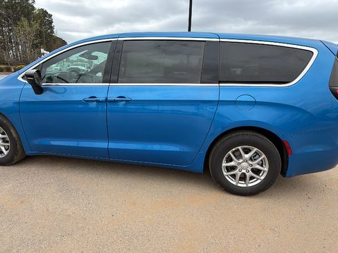 New 2026 Chrysler Pacifica Select FWD image 11