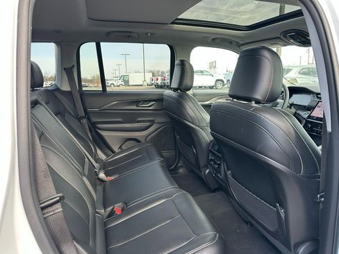 Used 2024 Jeep Grand Cherokee Limited image 10