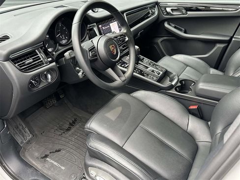 Used 2025 Porsche Macan image 4
