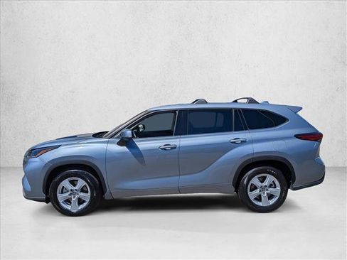 Used 2021 Toyota Highlander LE FWD image 9