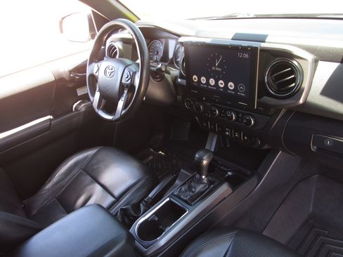 Used 2019 Toyota Tacoma TRD Off-Road AWD/4WD image 10