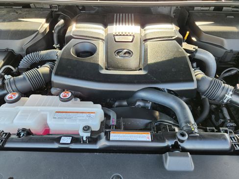 Used 2025 Lexus LX 600 4WD w/ Luxury Package image 40